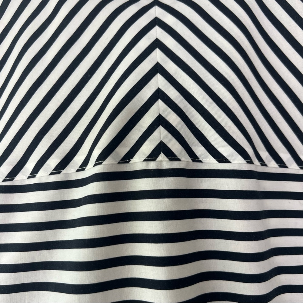 Chico’s black and white striped sleeveless button front top size 3 - Picture 5 of 7